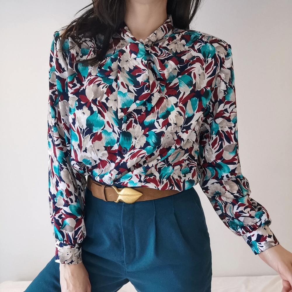 Medium vintage jabot collared floral blouse, blue, red and white retro top